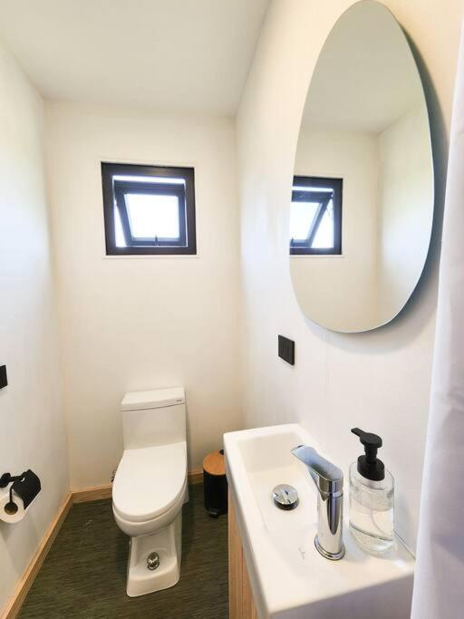 Сasa de vacaciones Exclusiva Cabin En Tranquilo Campo A Orillas Del Lago Con Vista A Volcanes - Hot Tub Privado